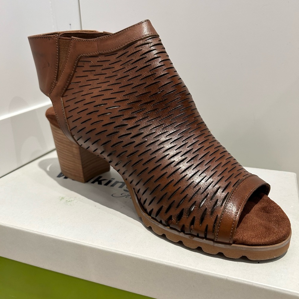 STUNNING SANDALS BY WALKING CRADLES, SIZE 12WW BRAND NEW!